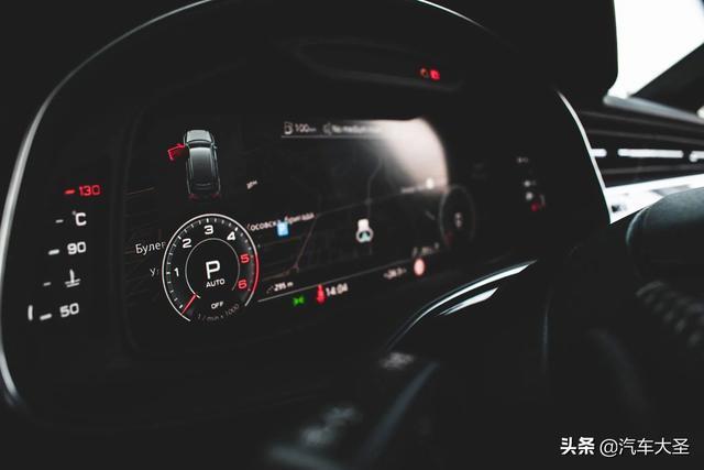 奥迪最新的设计风格都在这辆车上呈现了，全新奥迪Q7白色实车