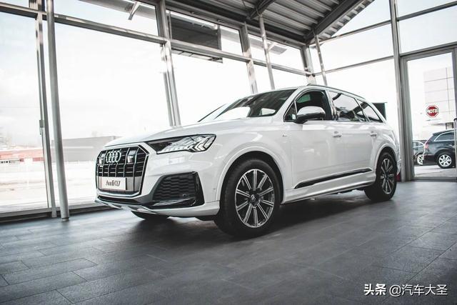 奥迪最新的设计风格都在这辆车上呈现了，全新奥迪Q7白色实车