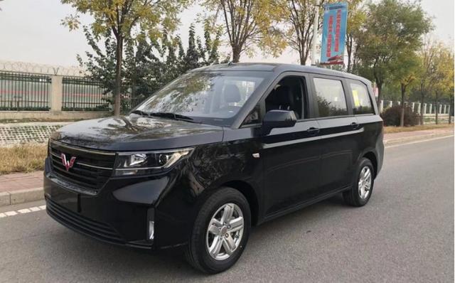 五菱宏光plus提车作业年轻人8万元喜提五菱宏光plus开了8245公里车友