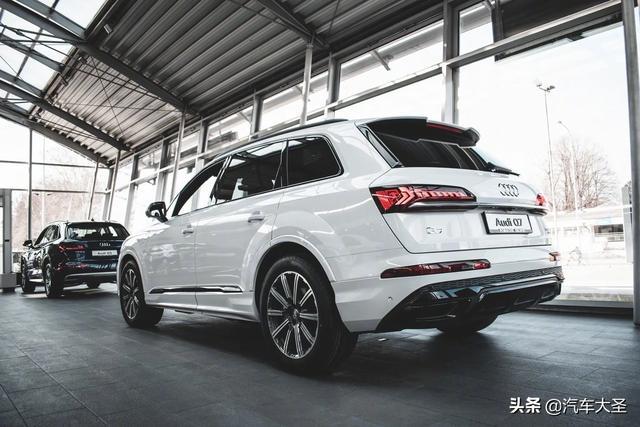 奥迪最新的设计风格都在这辆车上呈现了，全新奥迪Q7白色实车