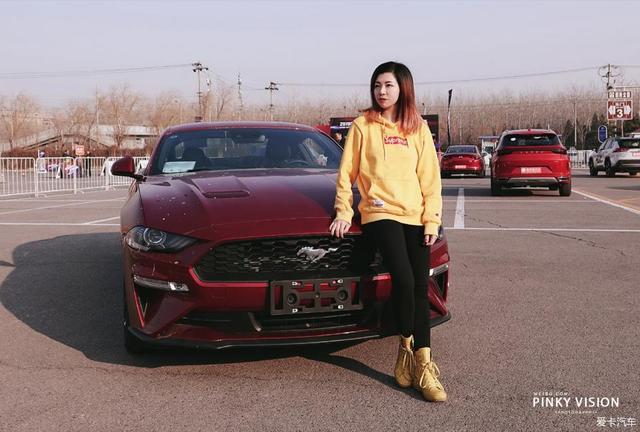 圆了跑车梦，女司机宝石红mustang提车+用车分享，优缺点都有