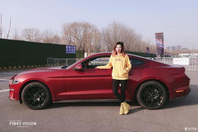 圆了跑车梦，女司机宝石红mustang提车+用车分享，优缺点都有