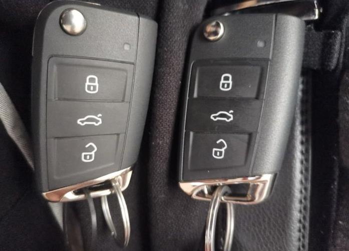 由于带有无钥匙进入和无钥匙启动,两把遥控钥匙完全一样,不区分备用和