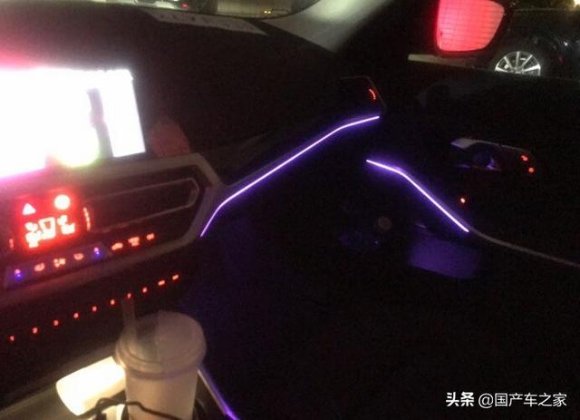 新款宝马325Li M套件夜间实拍，网友：这氛围灯效果没让我失望