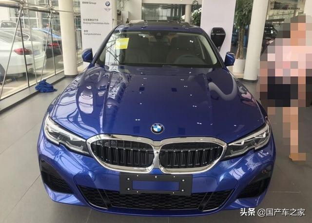 新款宝马325Li M套件夜间实拍，网友：这氛围灯效果没让我失望