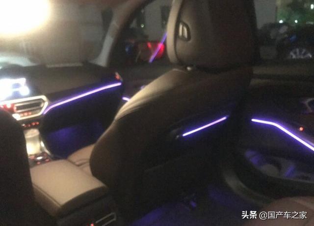 新款宝马325Li M套件夜间实拍，网友：这氛围灯效果没让我失望