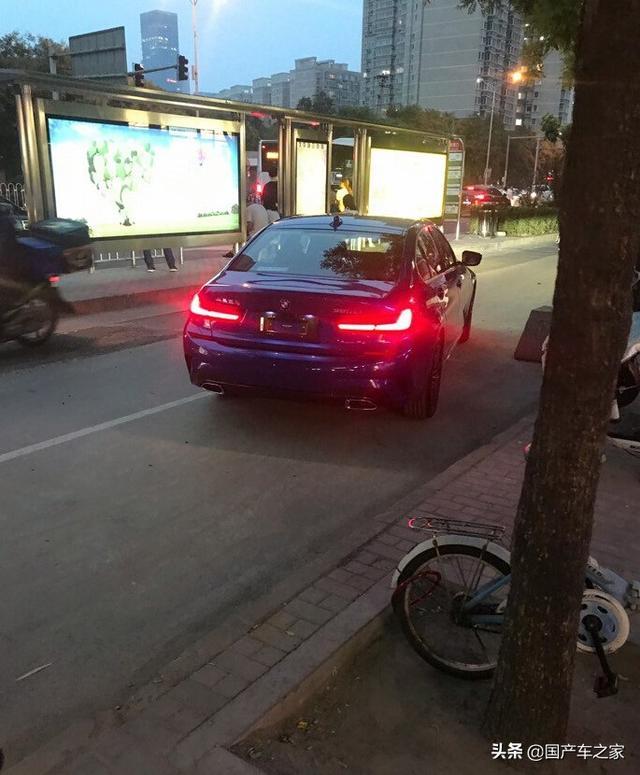 新款宝马325Li M套件夜间实拍，网友：这氛围灯效果没让我失望