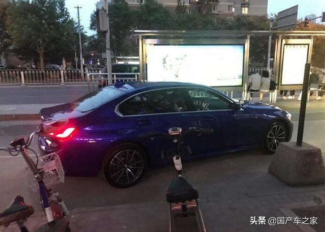 新款宝马325Li M套件夜间实拍，网友：这氛围灯效果没让我失望