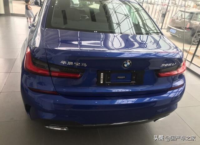 新款宝马325Li M套件夜间实拍，网友：这氛围灯效果没让我失望