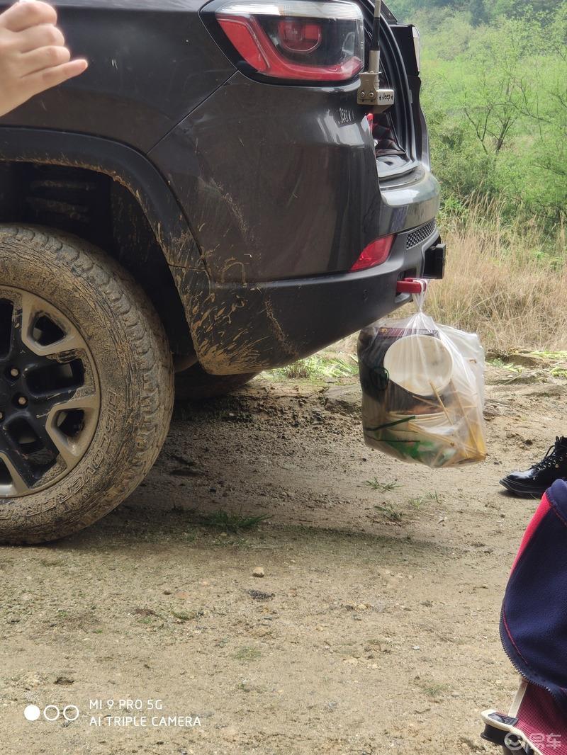 清明时节雨纷纷，约上车友开野炊

改车行进穿越路，山中尽显车生活