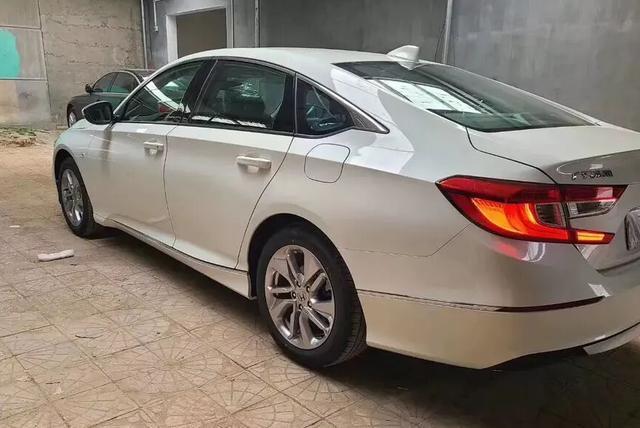 全新本田雅阁提车！空间不输凯美瑞，车主：油耗其实也不算低！
