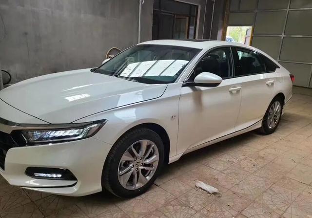 全新本田雅阁提车！空间不输凯美瑞，车主：油耗其实也不算低！