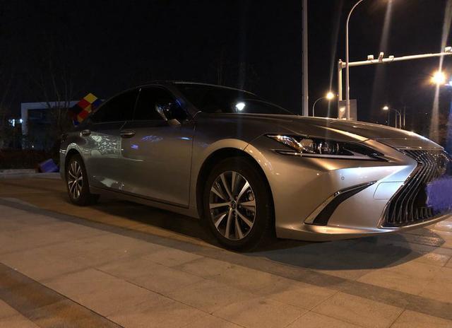 40岁大叔提雷克萨斯ES300h卓越版，油耗5.1L，关上车门世界都安静