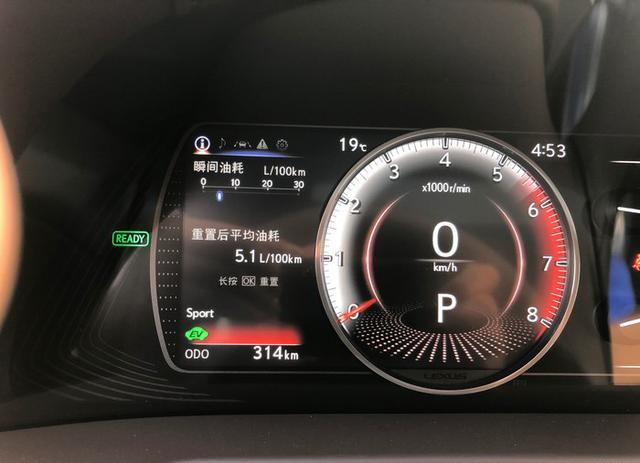 40岁大叔提雷克萨斯ES300h卓越版，油耗5.1L，关上车门世界都安静