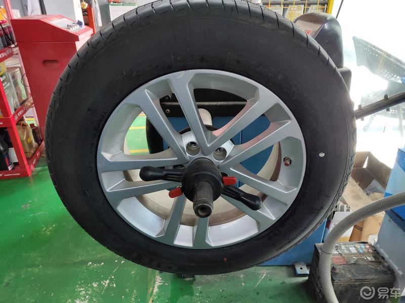 六年六万公里  简单的爱车换胎作业