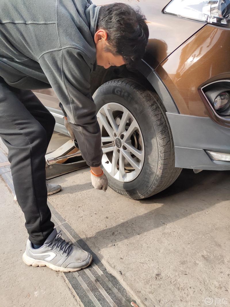六年六万公里  简单的爱车换胎作业