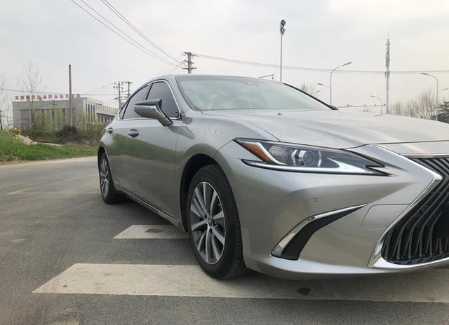 40岁大叔提雷克萨斯ES300h卓越版，油耗5.1L，关上车门世界都安静