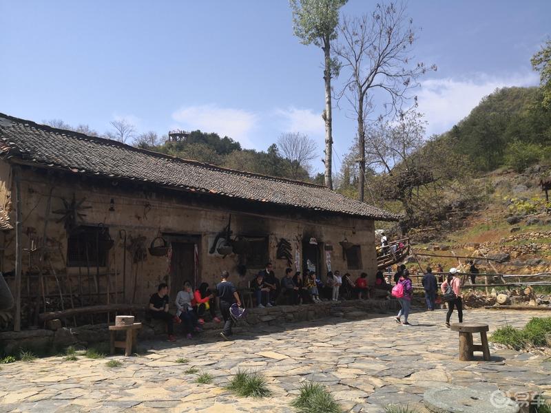 惠民政策来享受，响应号召不出市，秦岭山中好风光，防疫旅游两不误。