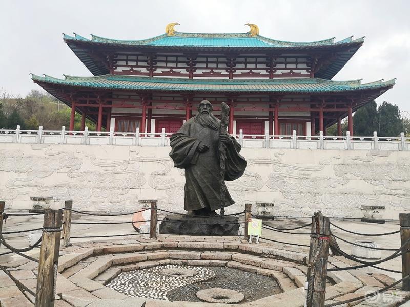 惠民政策来享受，响应号召不出市，秦岭山中好风光，防疫旅游两不误。