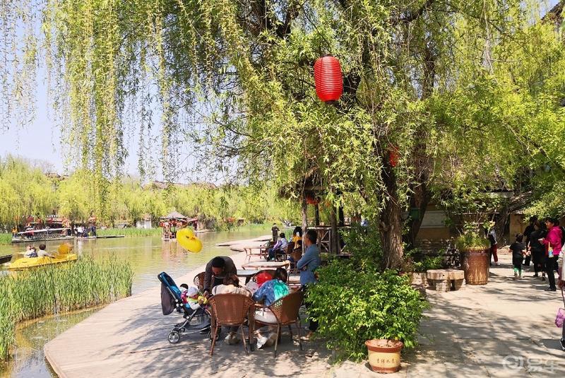 惠民政策来享受，响应号召不出市，秦岭山中好风光，防疫旅游两不误。