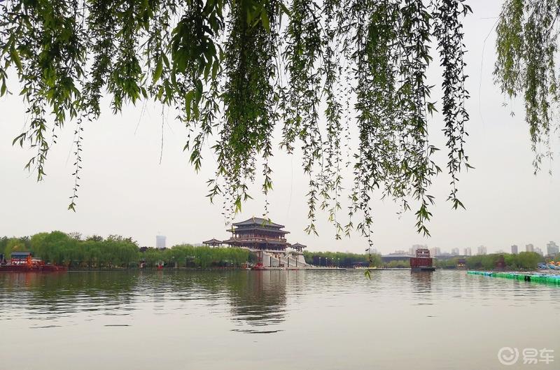 惠民政策来享受，响应号召不出市，秦岭山中好风光，防疫旅游两不误。