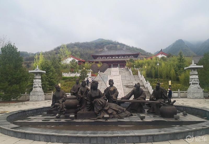 惠民政策来享受，响应号召不出市，秦岭山中好风光，防疫旅游两不误。