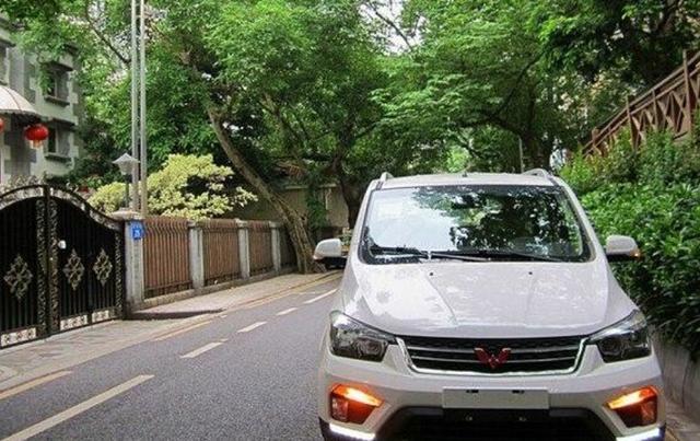逛4S店逛到我心动不已，想想还是算了，我的宏光S1还能再等等！