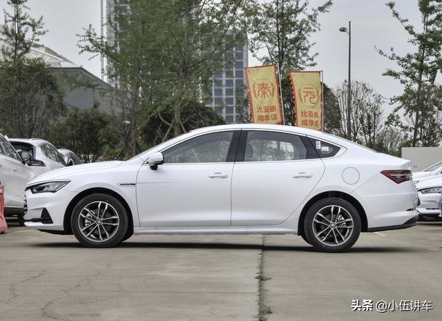 比亚迪终于醒悟了！新车比奥迪A4还漂亮，配名牌1.5T，售7.99万起
