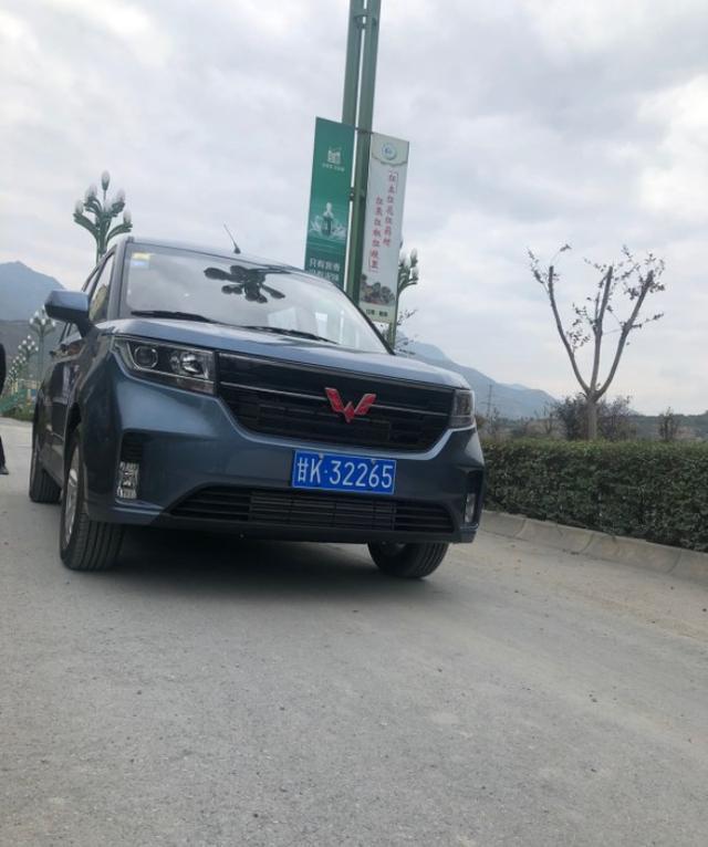 前年看车看到今年，借朋友车借到不好意思，咬牙提台宏光PLUS回家