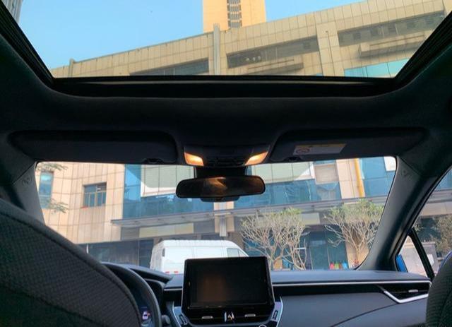 15万的预算内好开省油，我提了辆蓝色的丰田雷凌，这车身颜色帅吧