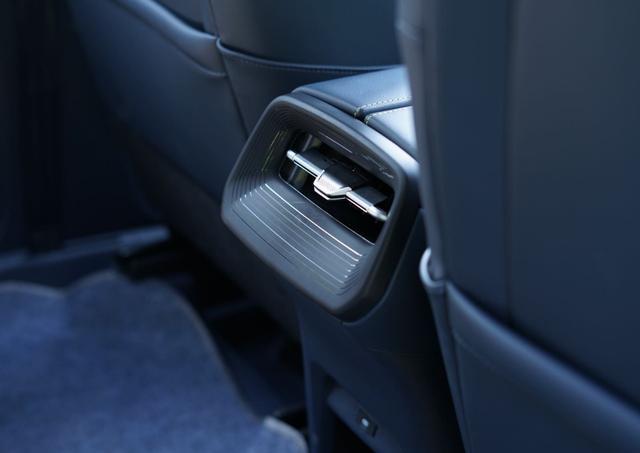 车长超4米7，车内6个独立VIP座椅，油耗才4毛卖7万多，这车是RM5