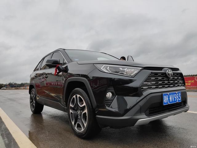 家有普拉多，再提新RAV4荣放两驱尊贵版，来听车主怎么评价！