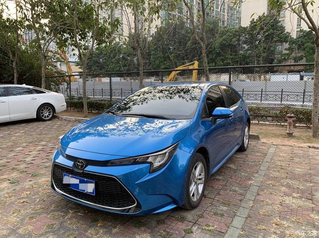 15万的预算内好开省油，我提了辆蓝色的丰田雷凌，这车身颜色帅吧