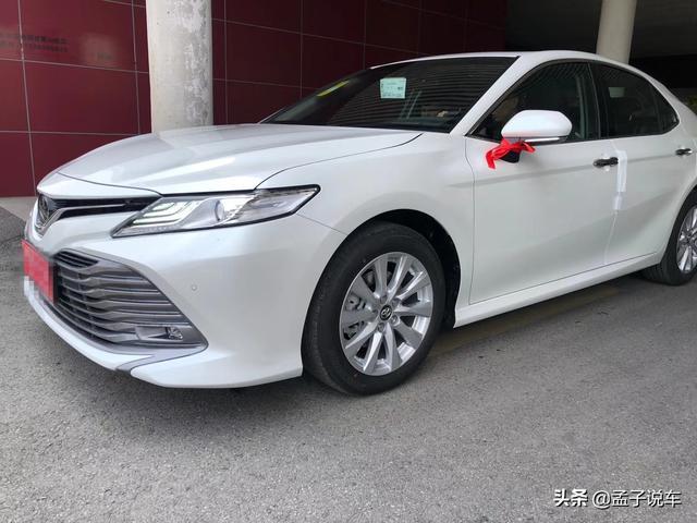 19.5万喜提丰田凯美瑞，2.0L油耗最低7L，这价格买贵了吗？