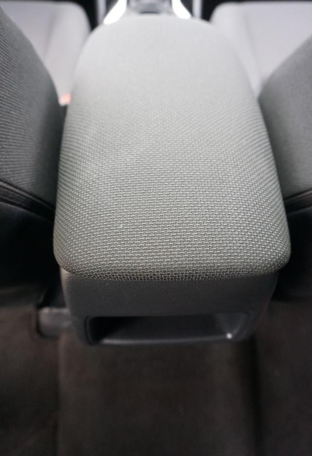 15万的预算内好开省油，我提了辆蓝色的丰田雷凌，这车身颜色帅吧
