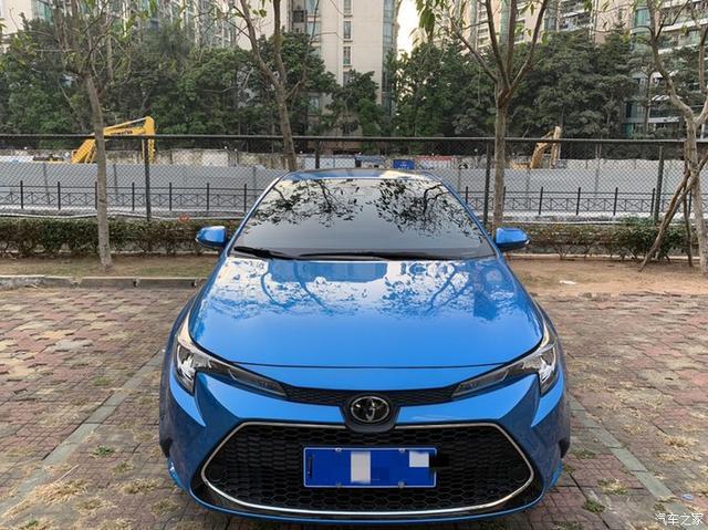 15万的预算内好开省油，我提了辆蓝色的丰田雷凌，这车身颜色帅吧