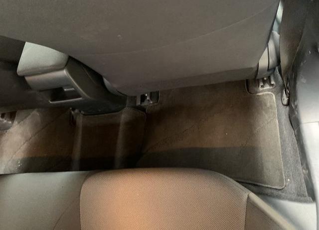15万的预算内好开省油，我提了辆蓝色的丰田雷凌，这车身颜色帅吧