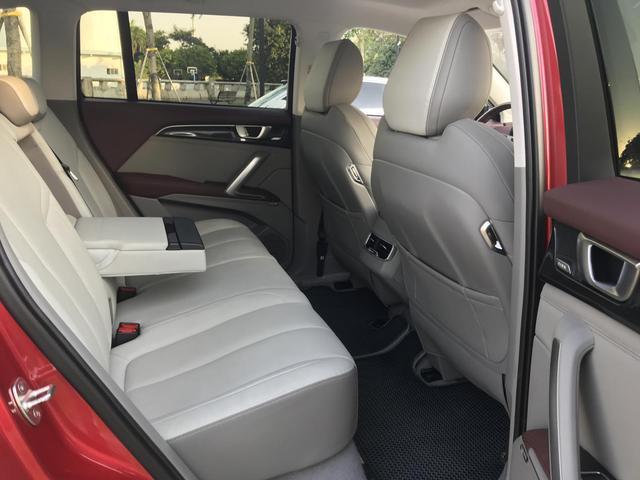 13万提了台高端旗舰SUV，满油能跑700km，隔音一流还可以智能操控