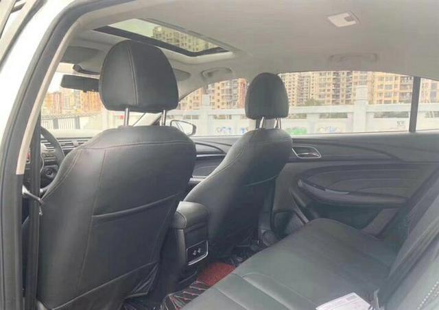 听朋友建议，花10万喜提荣威i5，空间有些局促，还能接受！
