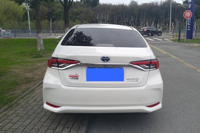 提车丰田卡罗拉双擎1.8L E-CVT GL-i精英版感受