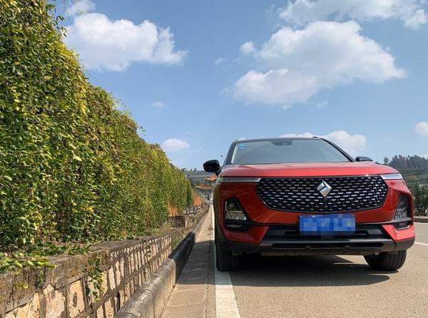 13万提了台高端旗舰SUV，满油能跑700km，隔音一流还可以智能操控