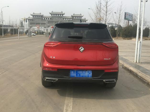 追求面子提台SUV，车内全声控，配钻石车标，轴距2米7也就10万