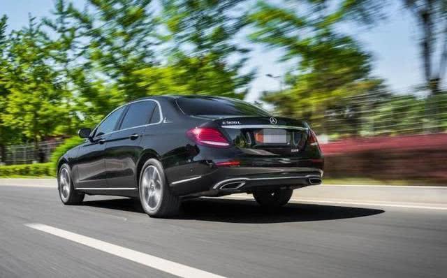 45.9万提了辆奔驰E300L，开了一年后，车主：我想说一句真心话