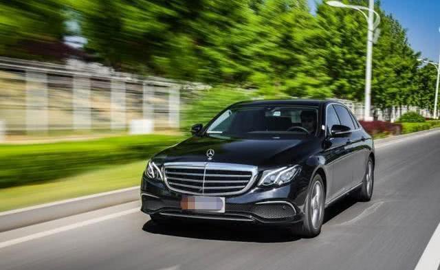 45.9万提了辆奔驰E300L，开了一年后，车主：我想说一句真心话