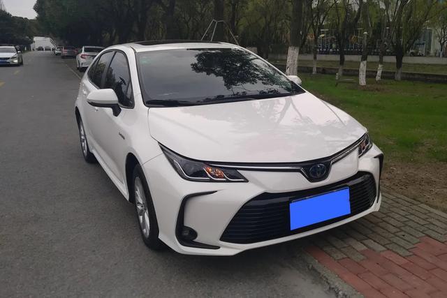 提车丰田卡罗拉双擎1.8L E-CVT GL-i精英版感受