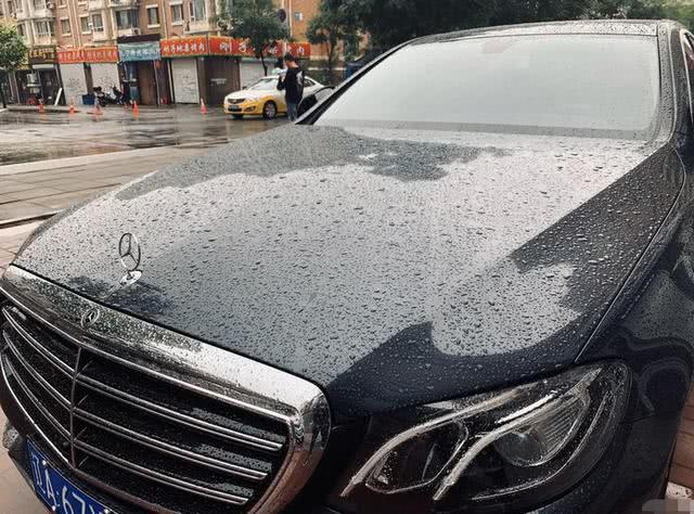 45.9万提了辆奔驰E300L，开了一年后，车主：我想说一句真心话