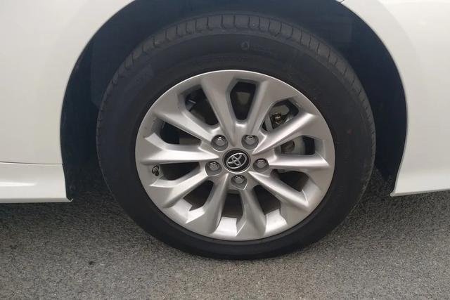 提车丰田卡罗拉双擎1.8L E-CVT GL-i精英版感受