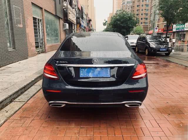 45.9万提了辆奔驰E300L，开了一年后，车主：我想说一句真心话