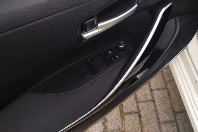 提车丰田卡罗拉双擎1.8L E-CVT GL-i精英版感受