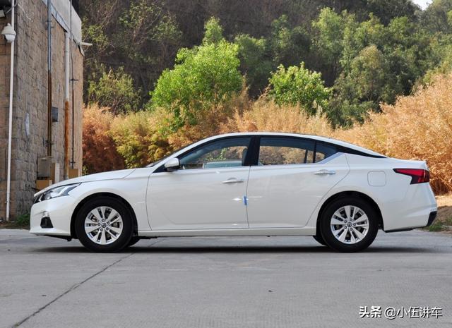 日产再亮全新轿车，比奥迪A4L还美，车长4米9油耗5.9L，才16万起
